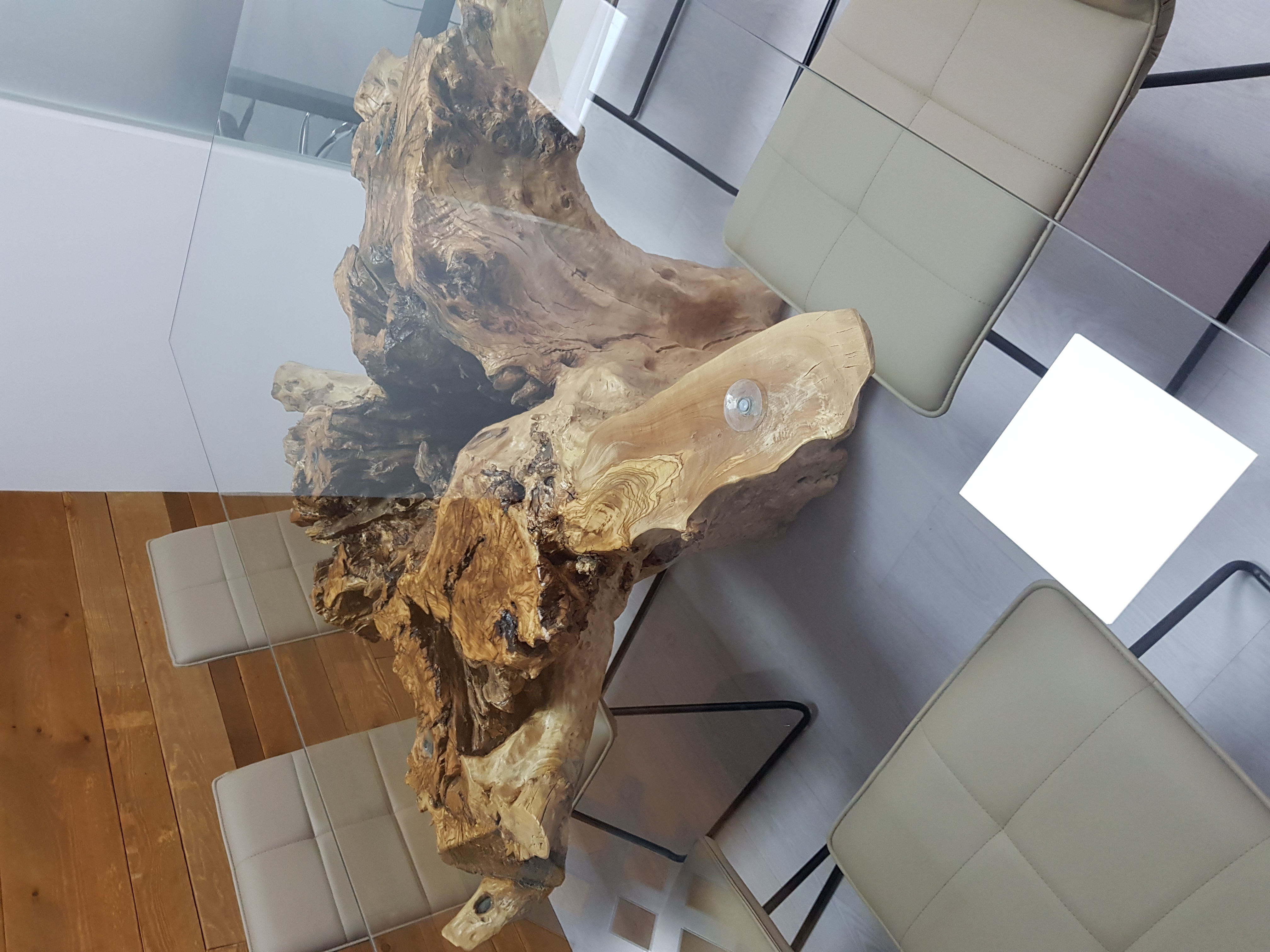 Detalle de herraje en mueble de madera